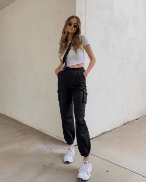 Black jeans girl outfit 2025